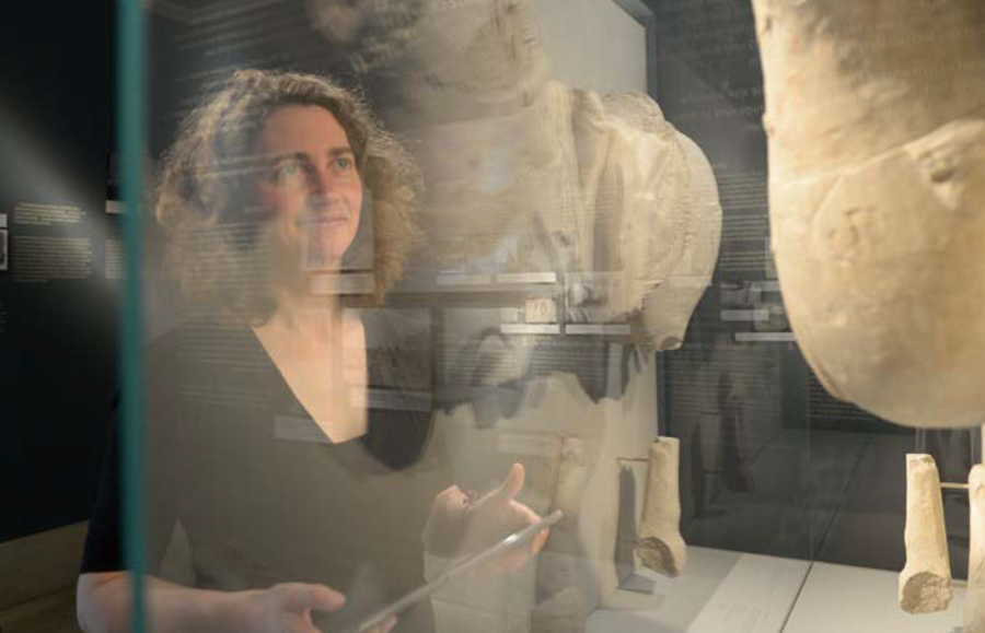 Christine Gerbich vor einer Vitrine im Museum für Islamische Kunst im Pergamonmuseum der SMB