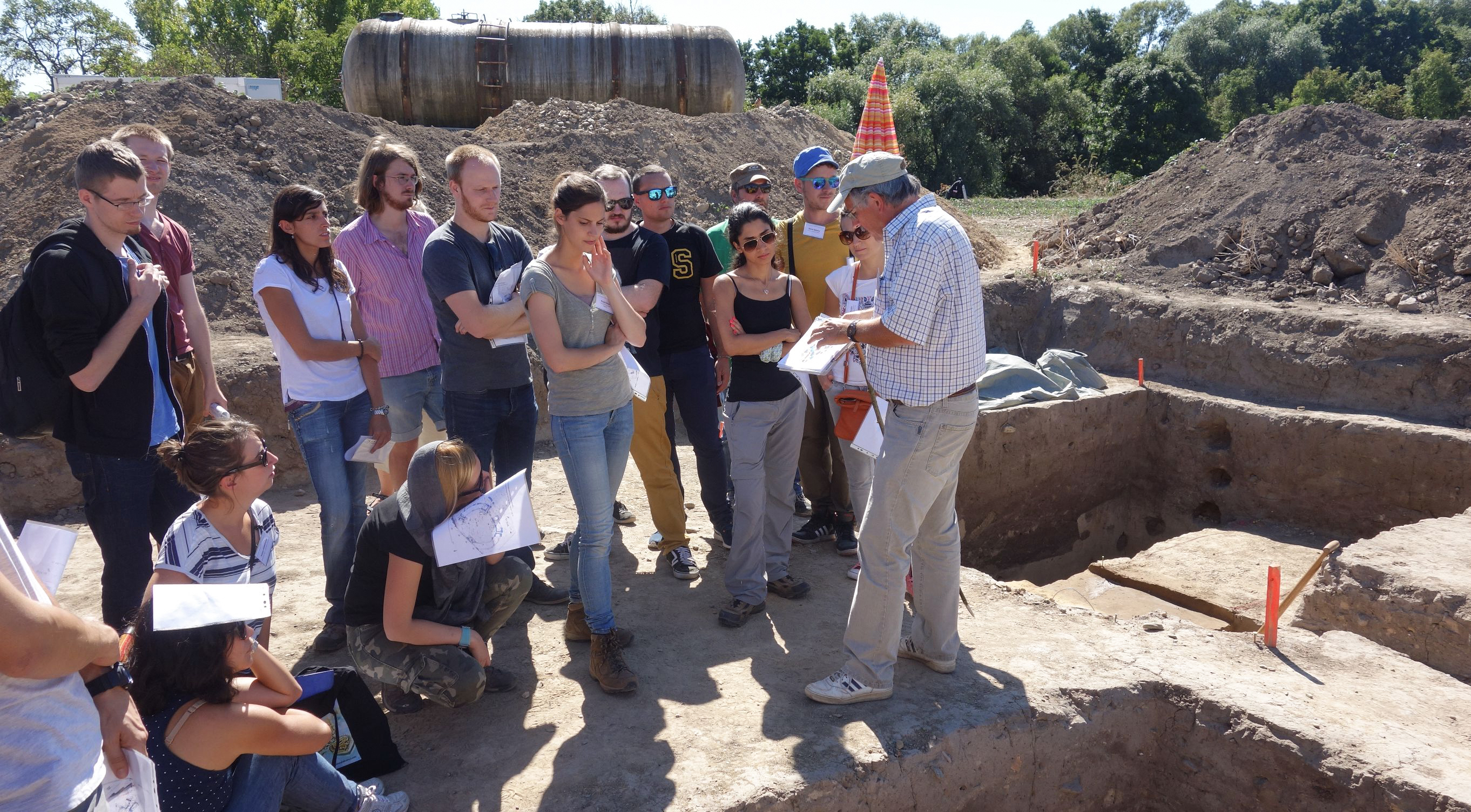 Der Archäologe Wolfram Schier führte die Teilnehmer durch die Ausgrabung einer neolithischen Kreisgrabenanlage in Quedlinburg | Foto: Berliner Antike-Kolleg