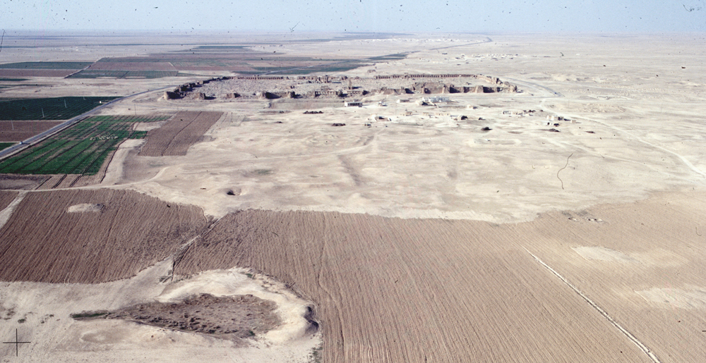 Resafa, walled city and settlement remains in its surrounding, view from the south (M. Stephani/DAI, 1999).