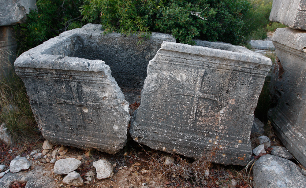 Christian sarcophagus in the necropolis of Corycus | © Philipp Pilhofer and Susanne Froehlich