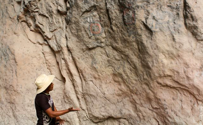 Raul Garcia showing some petrographs in Puente Colosal, Tepelmeme, Oaxaca | Photo: ©Monica Pacheco, 2013